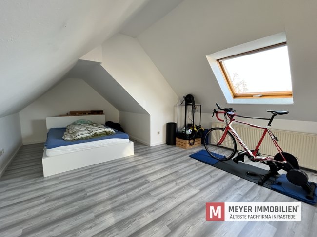 Vermietete Dachgeschosswohnung im Ortskern von Rastede (Obj.-Nr.: 6492)