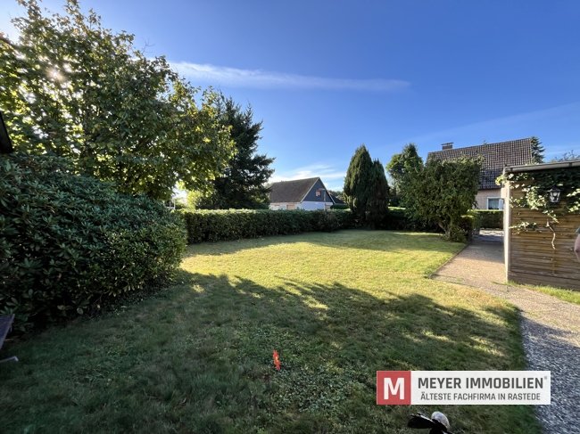 Wohnen auf einer Ebene – Bungalow mit herrlichem Garten und 3 Garagenstellplätzen (Obj.-Nr. 6540)