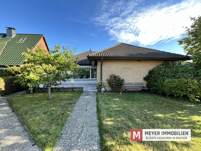 Wohnen auf einer Ebene – Bungalow mit herrlichem Garten und 3 Garagenstellplätzen (Obj.-Nr. 6540)