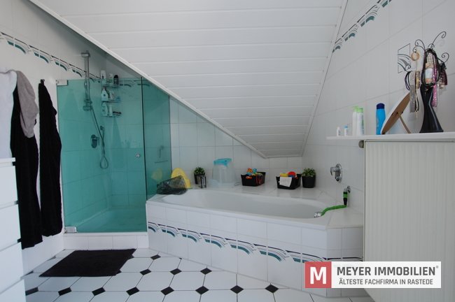 DG-Wohnung mit großer Dachterrasse und Garage im Ortskern von Wiefelstede (Objekt-Nr.: 5980)