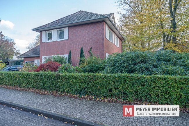 Großzügiges Einfamilienhaus im Stadtvillastil mit ausgebautem Dachgeschoss (Obj.-Nr. 6560)