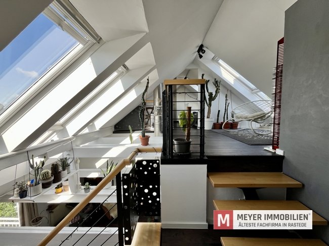 Geräumige, lichtdurchflutete Dachgeschosswohnung in Toplage von Rastede (Obj.-Nr.: 6593)