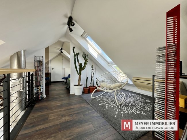 Geräumige, lichtdurchflutete Dachgeschosswohnung in Toplage von Rastede (Obj.-Nr.: 6593)