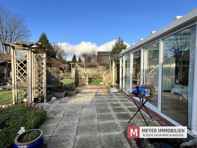 Gepflegtes Einfamilienhaus mit Wintergarten und Teichanlage! (Obj.-Nr. 6584)