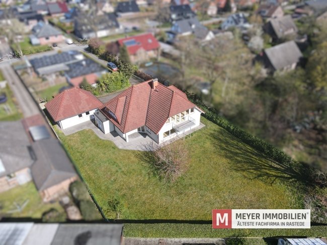 Großzügiges Zweifamilienhaus mit Doppelgarage auf weitläufigem Grundstück in Hahn-Lehmden (Obj.-Nr. 6655)