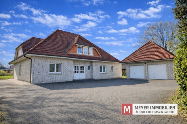 Großzügiges Zweifamilienhaus mit Doppelgarage auf weitläufigem Grundstück in Hahn-Lehmden (Obj.-Nr. 6655)