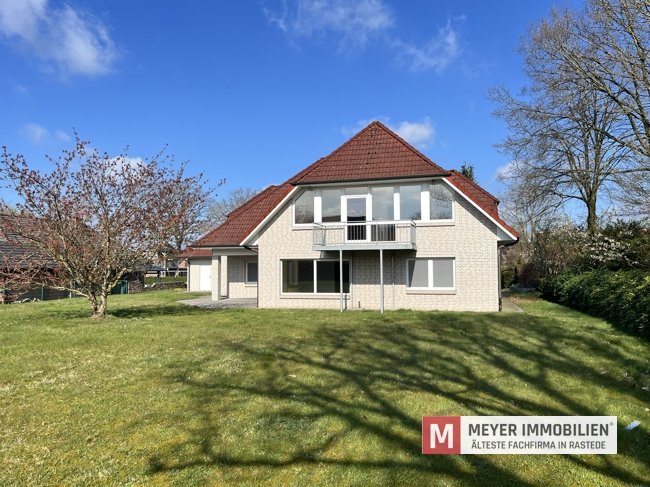 Großzügiges Zweifamilienhaus mit Doppelgarage auf weitläufigem Grundstück in Hahn-Lehmden (Obj.-Nr. 6655)