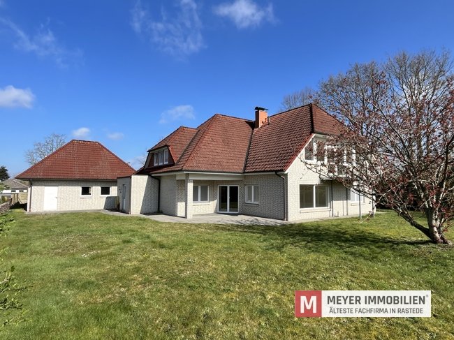 Großzügiges Zweifamilienhaus mit Doppelgarage auf weitläufigem Grundstück in Hahn-Lehmden (Obj.-Nr. 6655)
