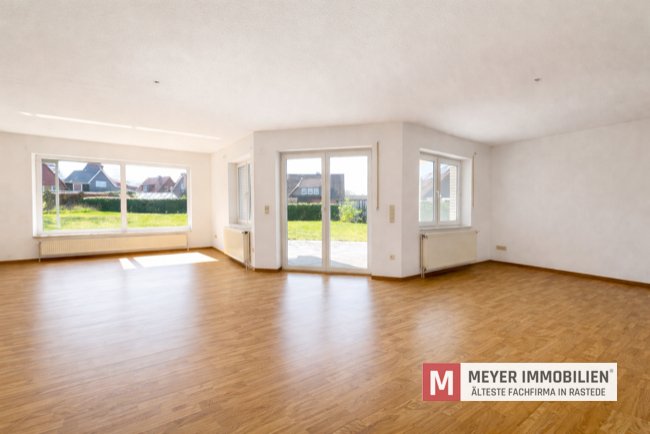 Großzügiges Zweifamilienhaus mit Doppelgarage auf weitläufigem Grundstück in Hahn-Lehmden (Obj.-Nr. 6655)