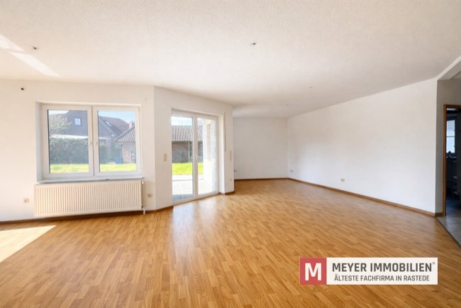 Großzügiges Zweifamilienhaus mit Doppelgarage auf weitläufigem Grundstück in Hahn-Lehmden (Obj.-Nr. 6655)