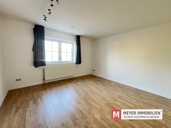 Großzügiges Zweifamilienhaus mit Doppelgarage auf weitläufigem Grundstück in Hahn-Lehmden (Obj.-Nr. 6655)