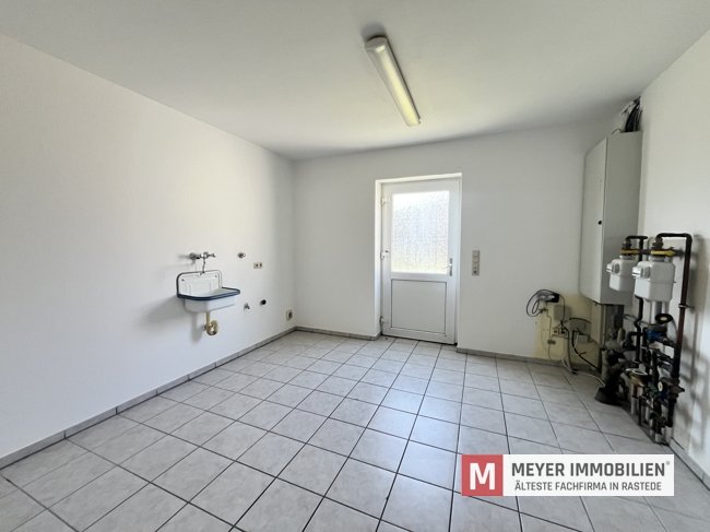 Großzügiges Zweifamilienhaus mit Doppelgarage auf weitläufigem Grundstück in Hahn-Lehmden (Obj.-Nr. 6655)