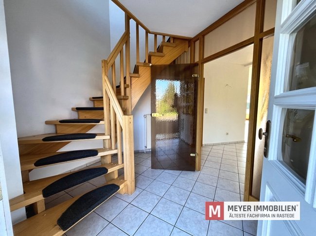 Großzügiges Zweifamilienhaus mit Doppelgarage auf weitläufigem Grundstück in Hahn-Lehmden (Obj.-Nr. 6655)