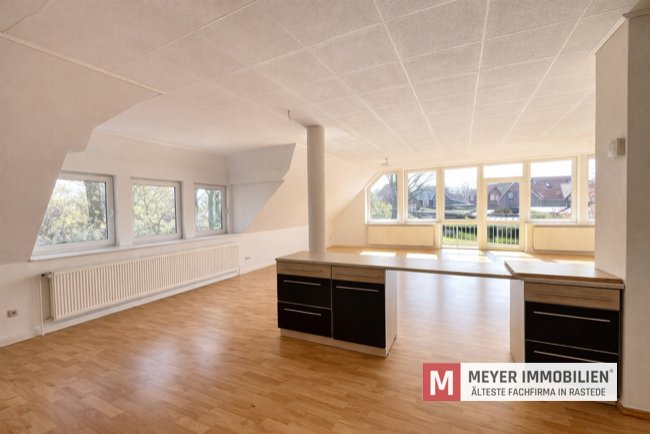 Großzügiges Zweifamilienhaus mit Doppelgarage auf weitläufigem Grundstück in Hahn-Lehmden (Obj.-Nr. 6655)