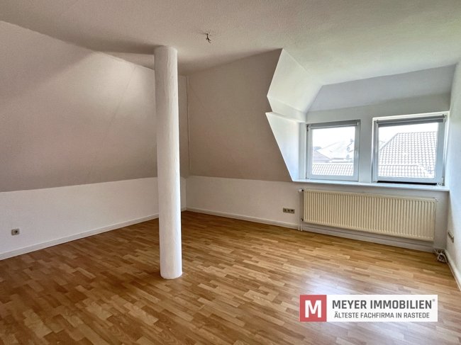 Großzügiges Zweifamilienhaus mit Doppelgarage auf weitläufigem Grundstück in Hahn-Lehmden (Obj.-Nr. 6655)