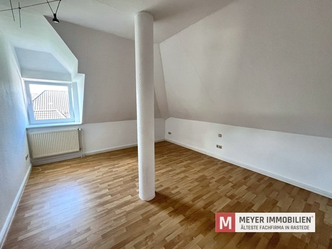 Großzügiges Zweifamilienhaus mit Doppelgarage auf weitläufigem Grundstück in Hahn-Lehmden (Obj.-Nr. 6655)