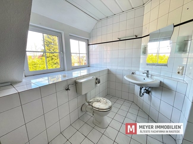 Großzügiges Zweifamilienhaus mit Doppelgarage auf weitläufigem Grundstück in Hahn-Lehmden (Obj.-Nr. 6655)
