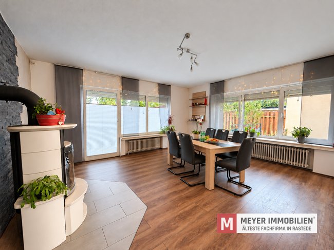 Großzügiges Ein -/ Zweifamilienhaus mit Garage in Wiefelstede (Obj.-Nr. 6680)