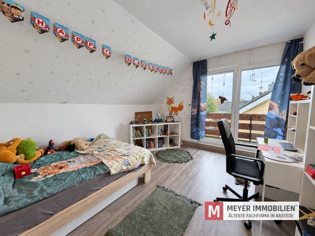 Großzügiges Ein -/ Zweifamilienhaus mit Garage in Wiefelstede (Obj.-Nr. 6680)