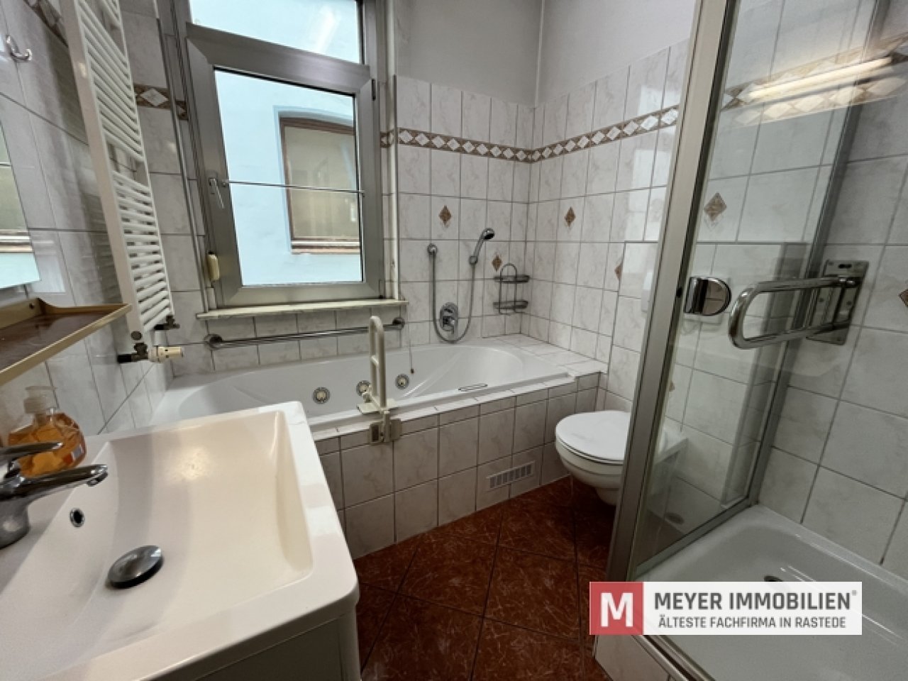 Bad mit Wanne und Dusche im EG Bad mit Wanne und Dusche im EG