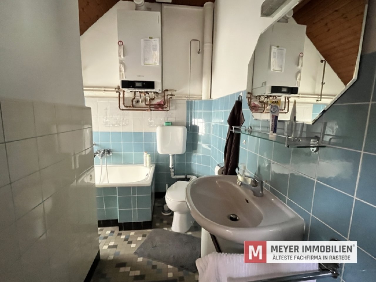 Bad mit Wanne im DG Bad mit Wanne im DG