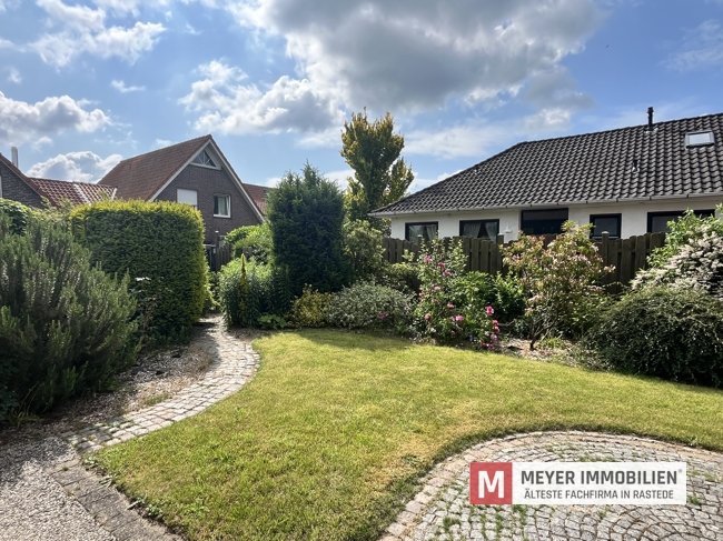 Garten mit Blick vom Wintergarten