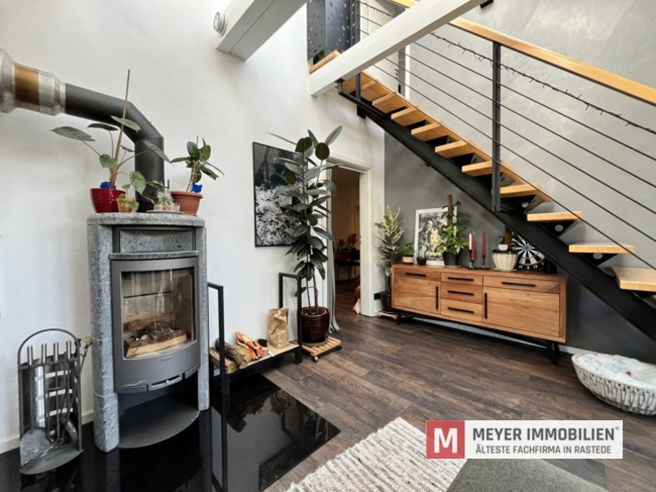 Zentraler Kaminofen in der Wohnung