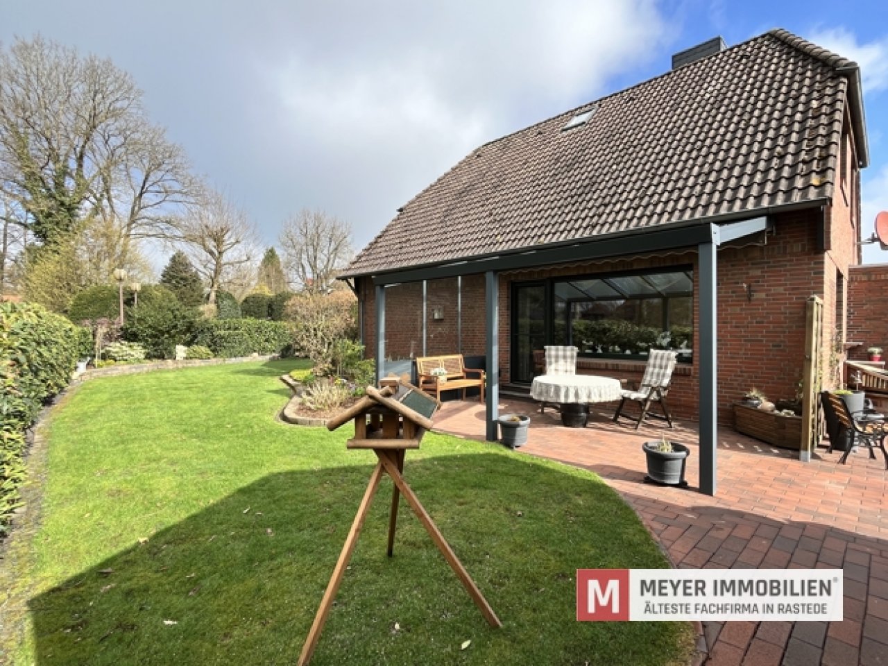 Gartenbereich mit überdachter Terrasse