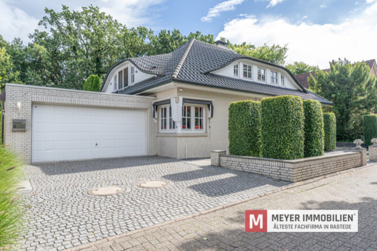Hausansicht mit Garage