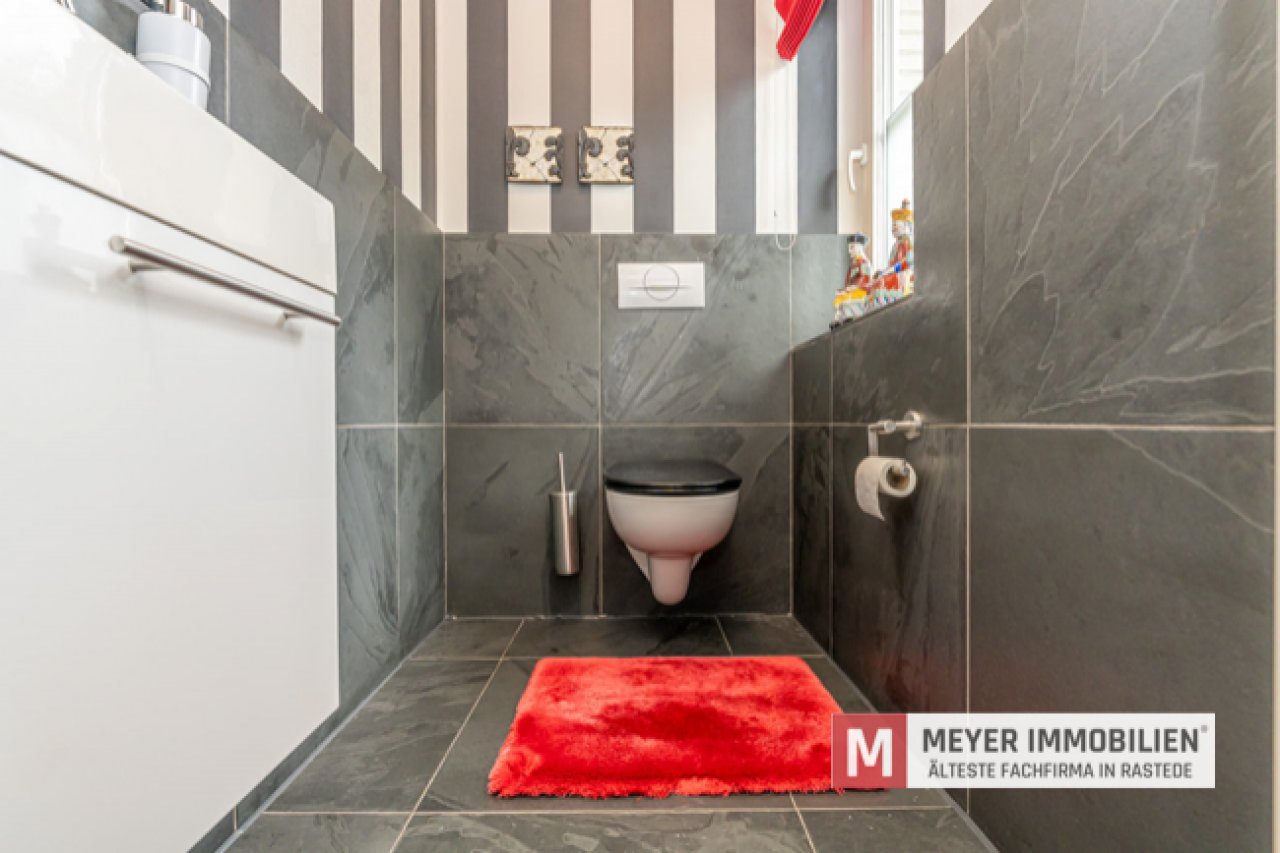 Modern gestaltetes Gäste-WC