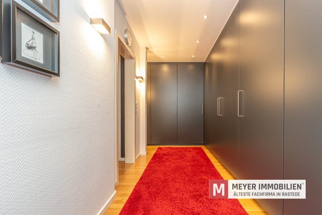 Geräumiges Kinderzimmer / Ankleide mit maßvoll integriertem Schrankangebot
