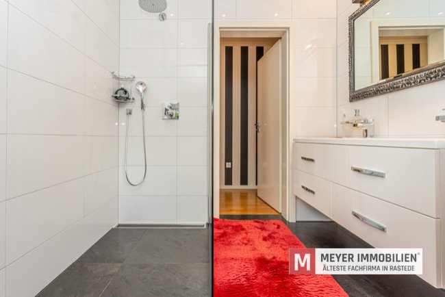 Duschbereich mit bodengleicher Dusche