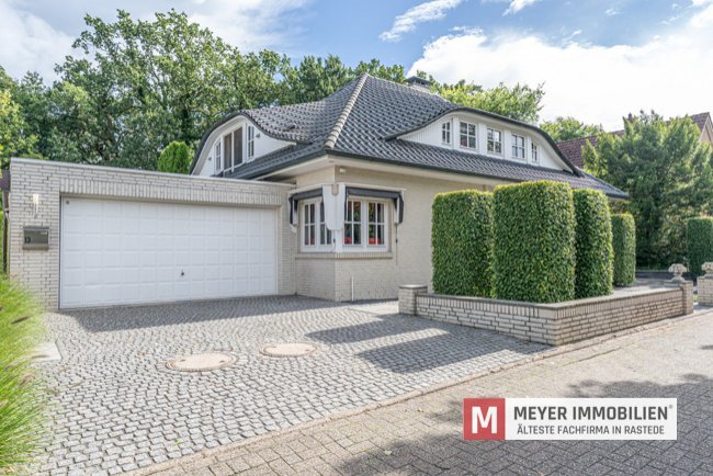 Repräsentatives Einfamilienhaus mit außergewöhnlicher Gartenanlage in Rastede (Obj.-Nr. 6669) 