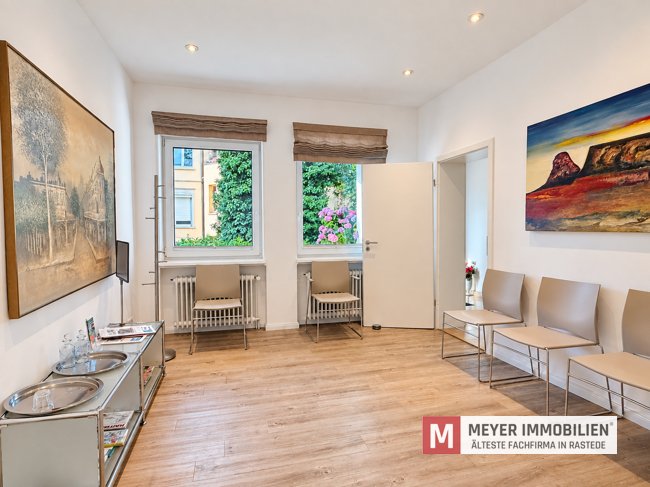Anbau vorne - Wartezimmer Anbau vorne - Wartezimmer