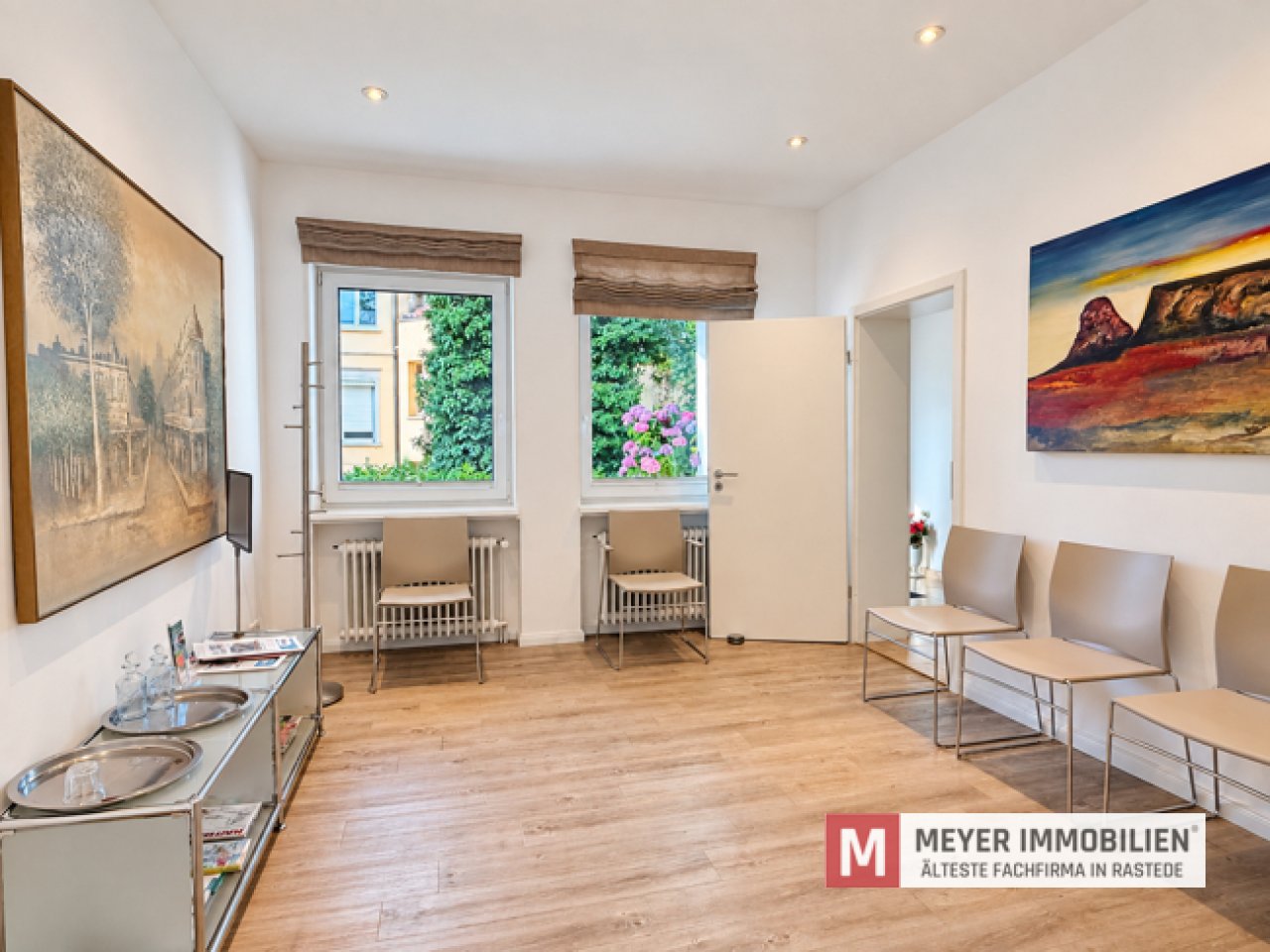 Anbau vorne - Wartezimmer Anbau vorne - Wartezimmer
